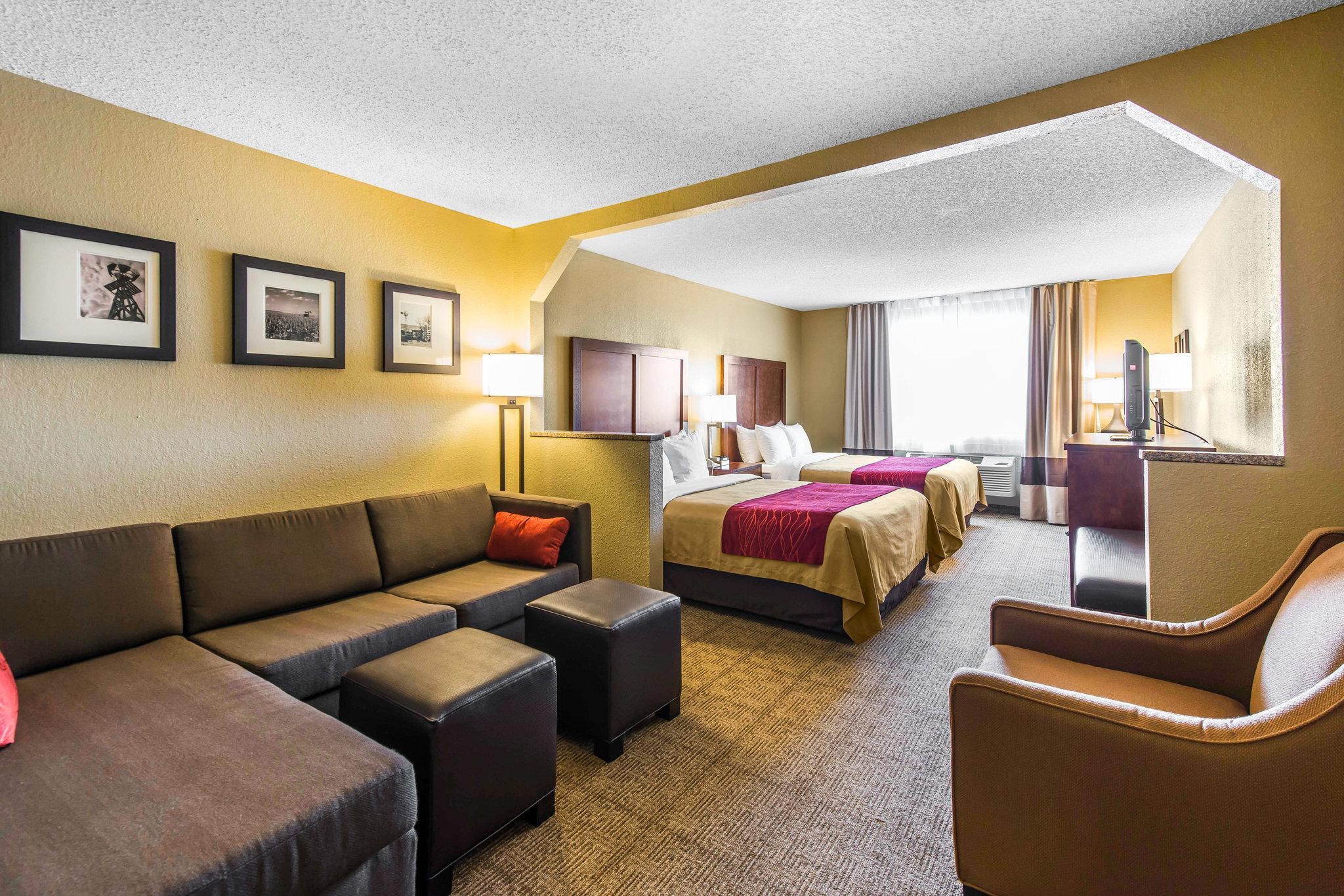 Comfort Inn & Suites Hays I-70 Bagian luar foto