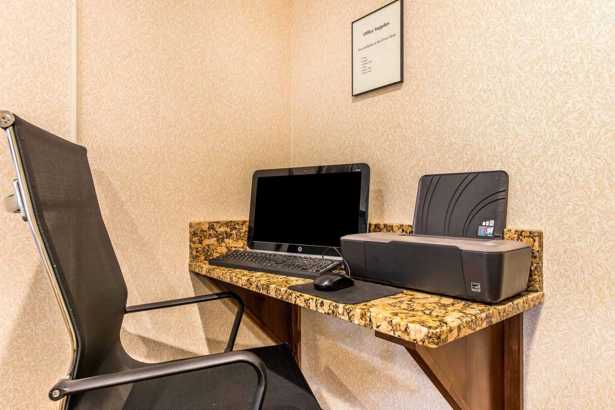 Comfort Inn & Suites Hays I-70 Bagian luar foto
