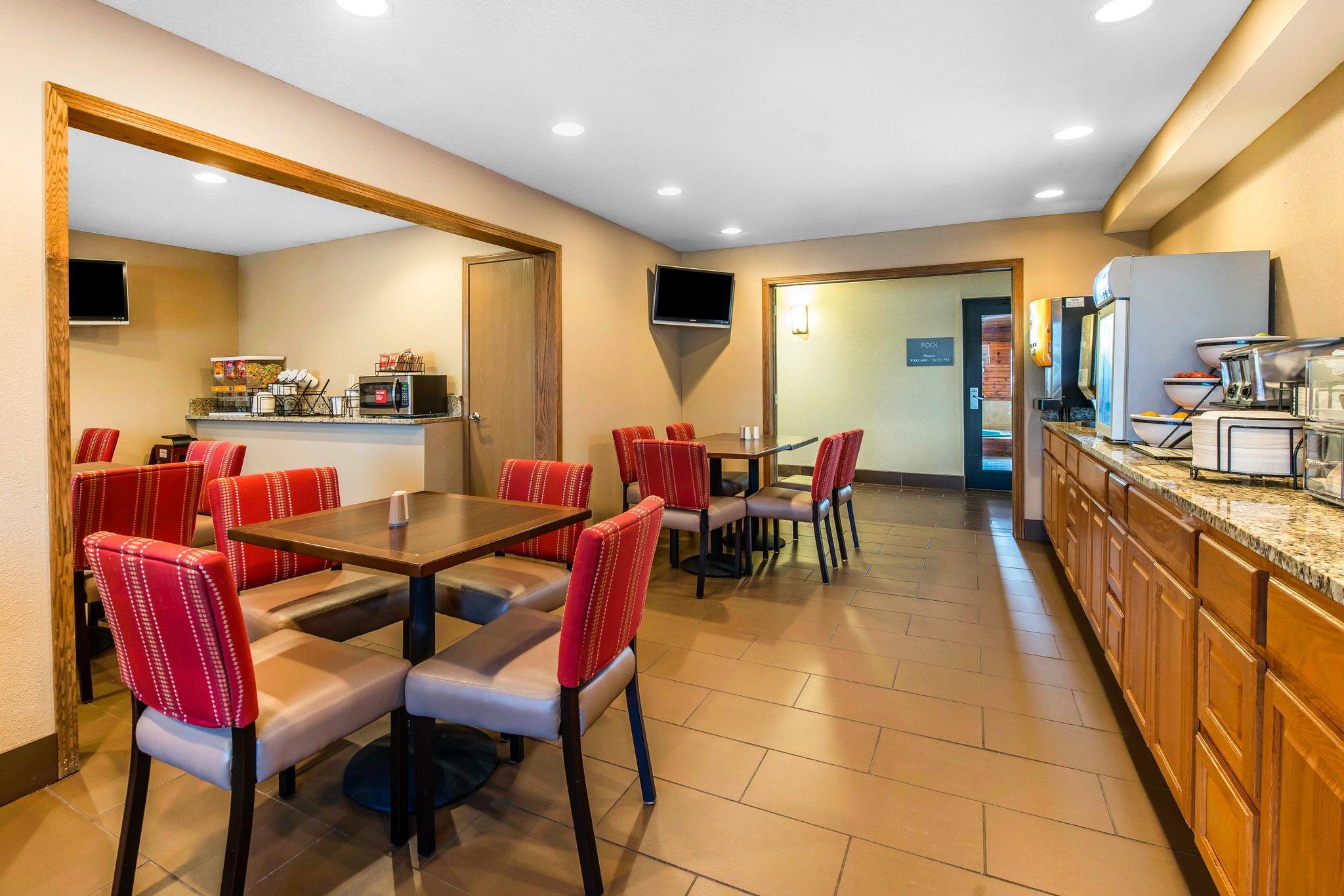 Comfort Inn & Suites Hays I-70 Bagian luar foto