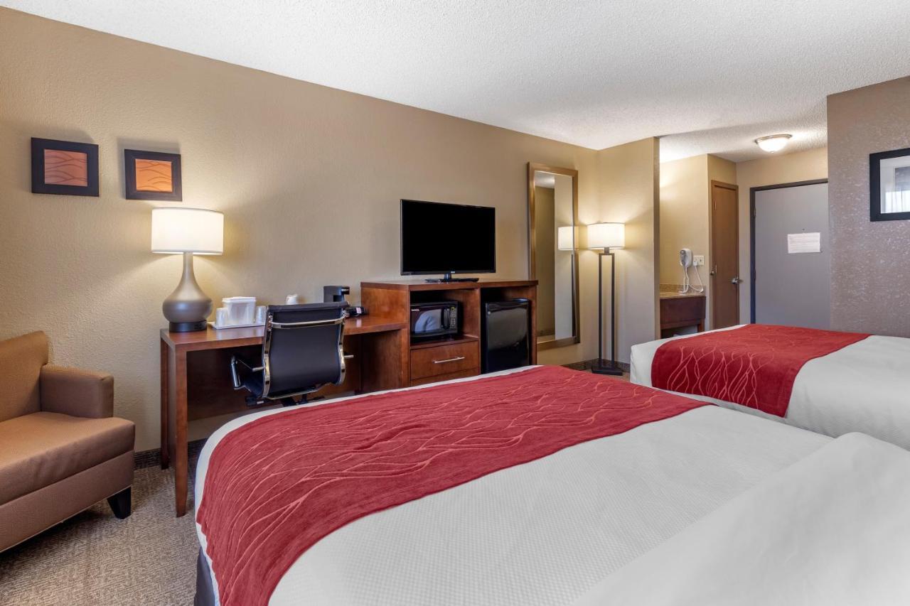 Comfort Inn & Suites Hays I-70 Bagian luar foto