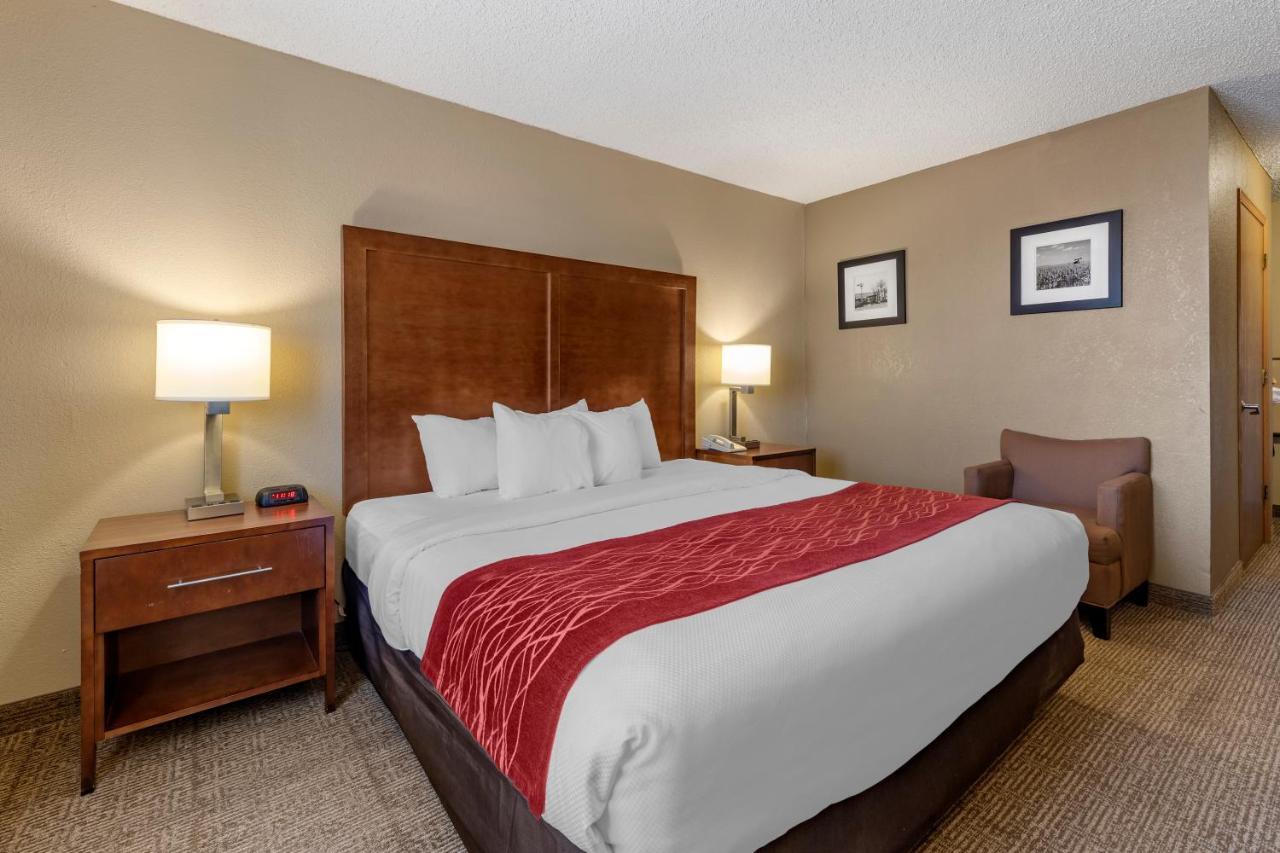 Comfort Inn & Suites Hays I-70 Bagian luar foto