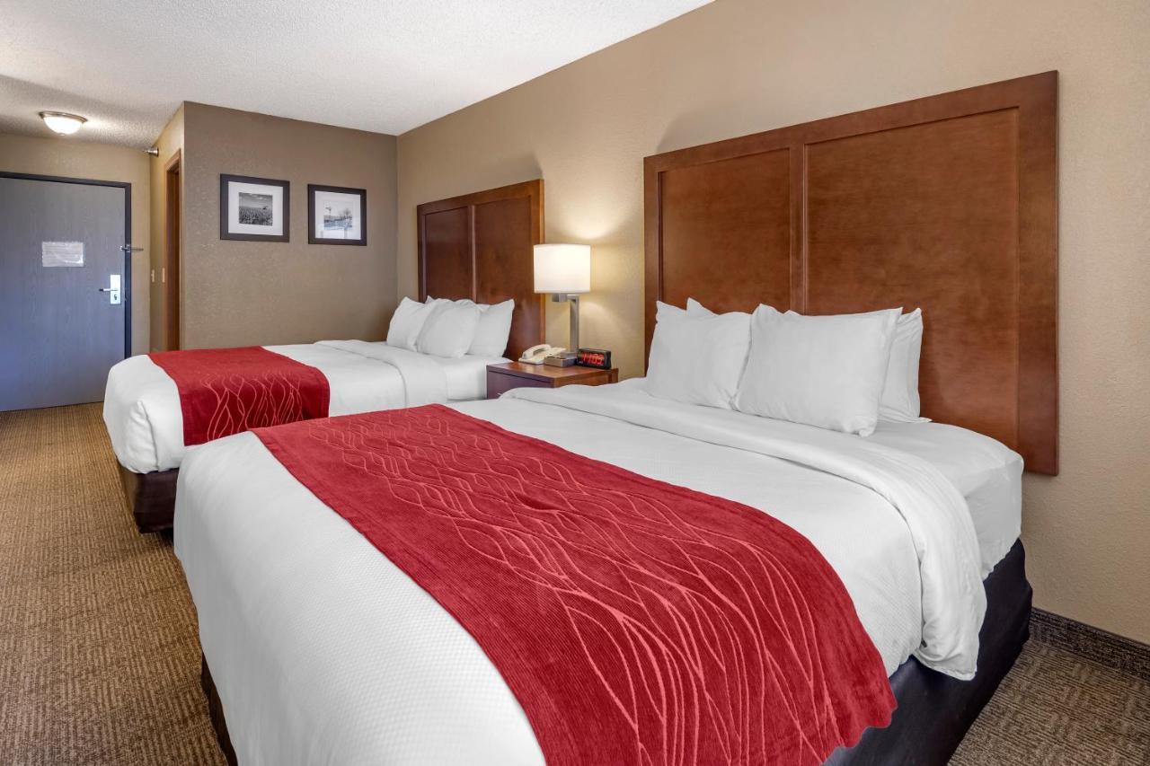 Comfort Inn & Suites Hays I-70 Bagian luar foto