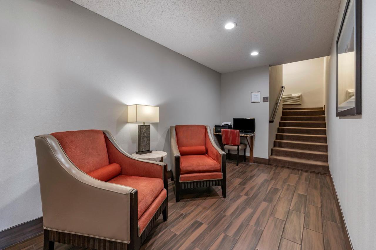 Comfort Inn & Suites Hays I-70 Bagian luar foto