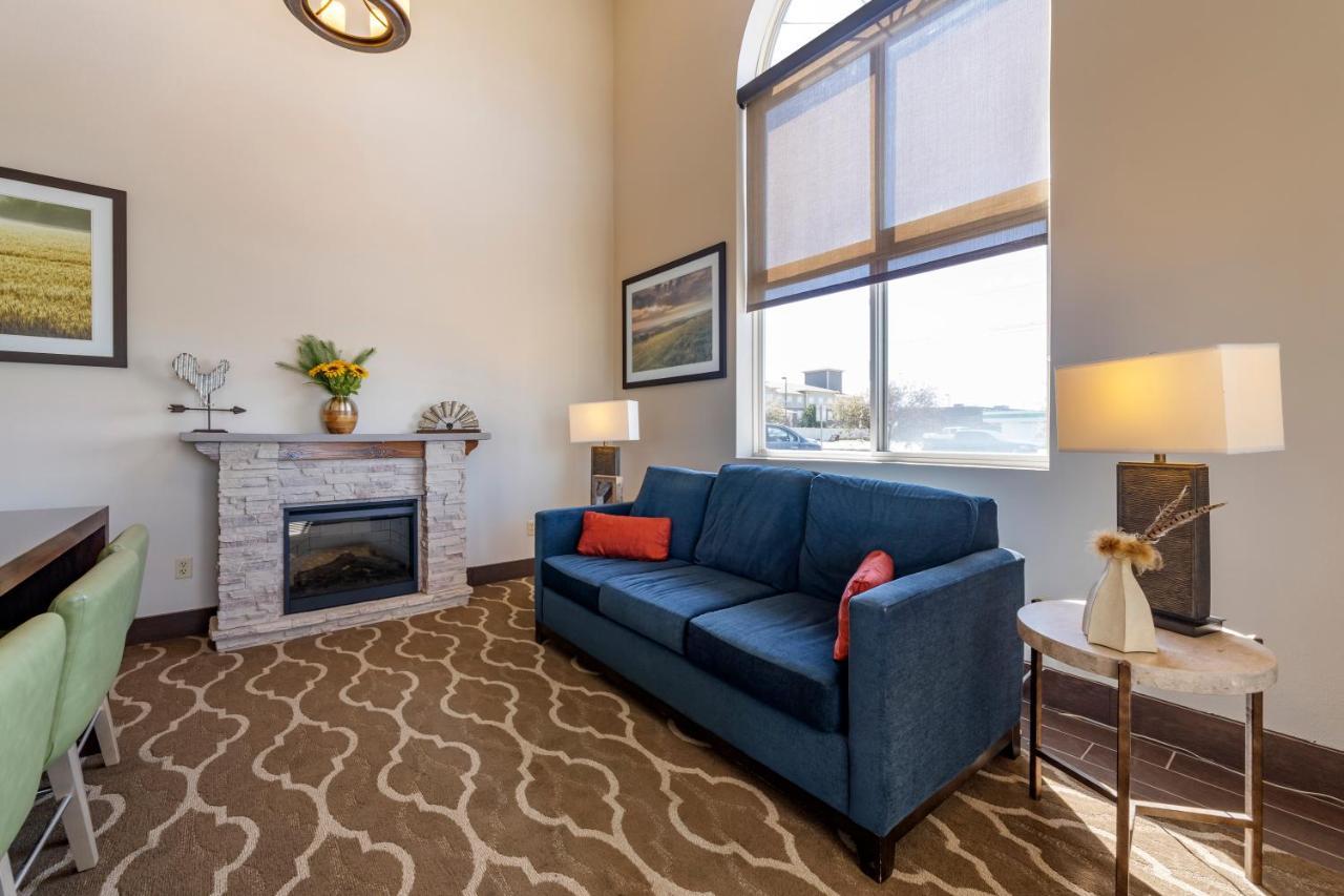 Comfort Inn & Suites Hays I-70 Bagian luar foto