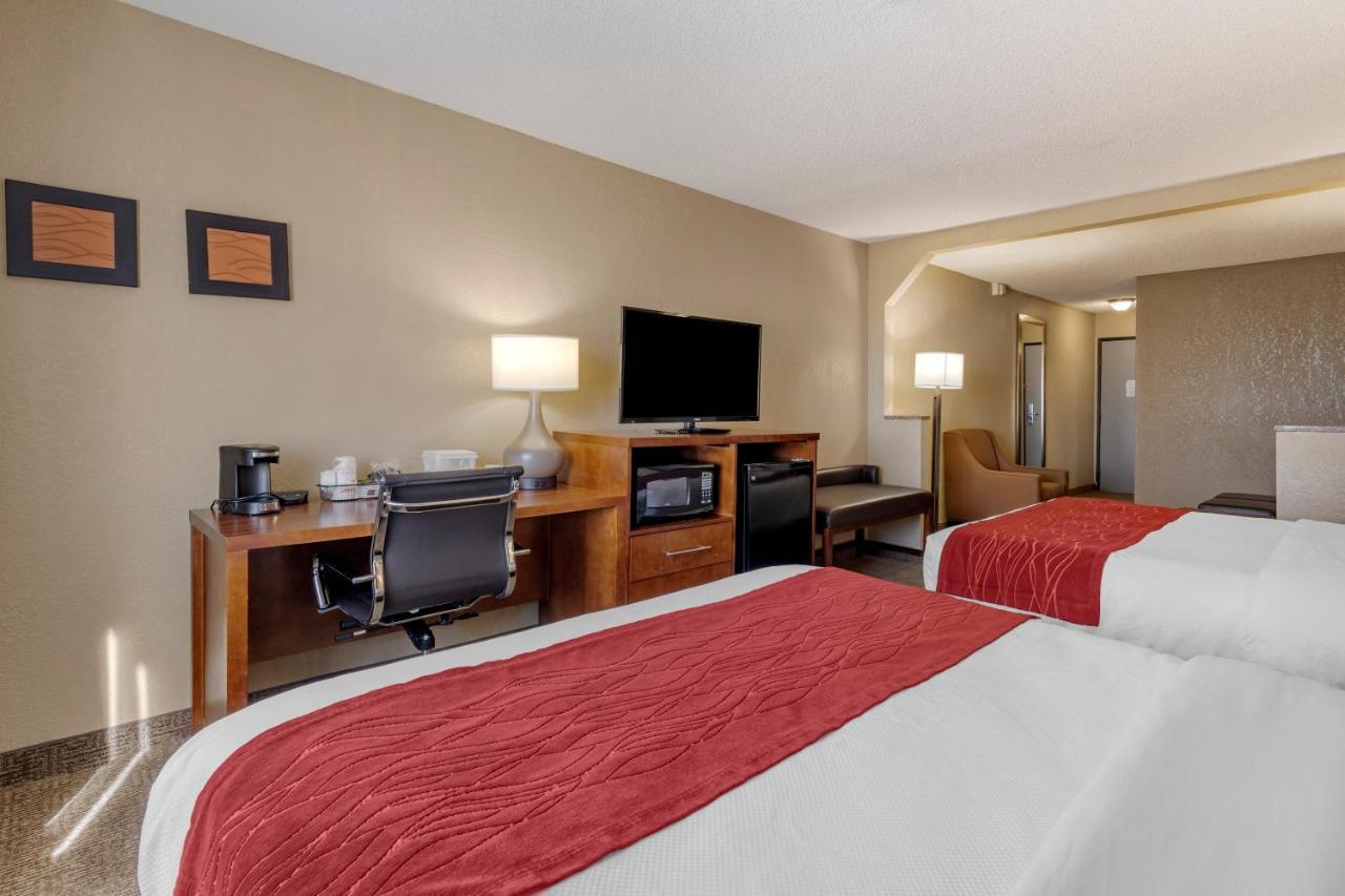 Comfort Inn & Suites Hays I-70 Bagian luar foto