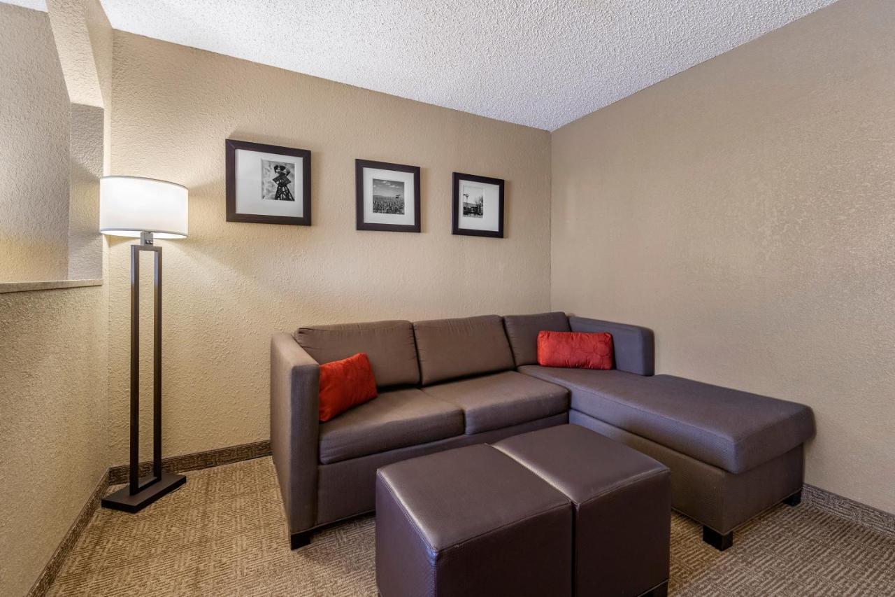Comfort Inn & Suites Hays I-70 Bagian luar foto