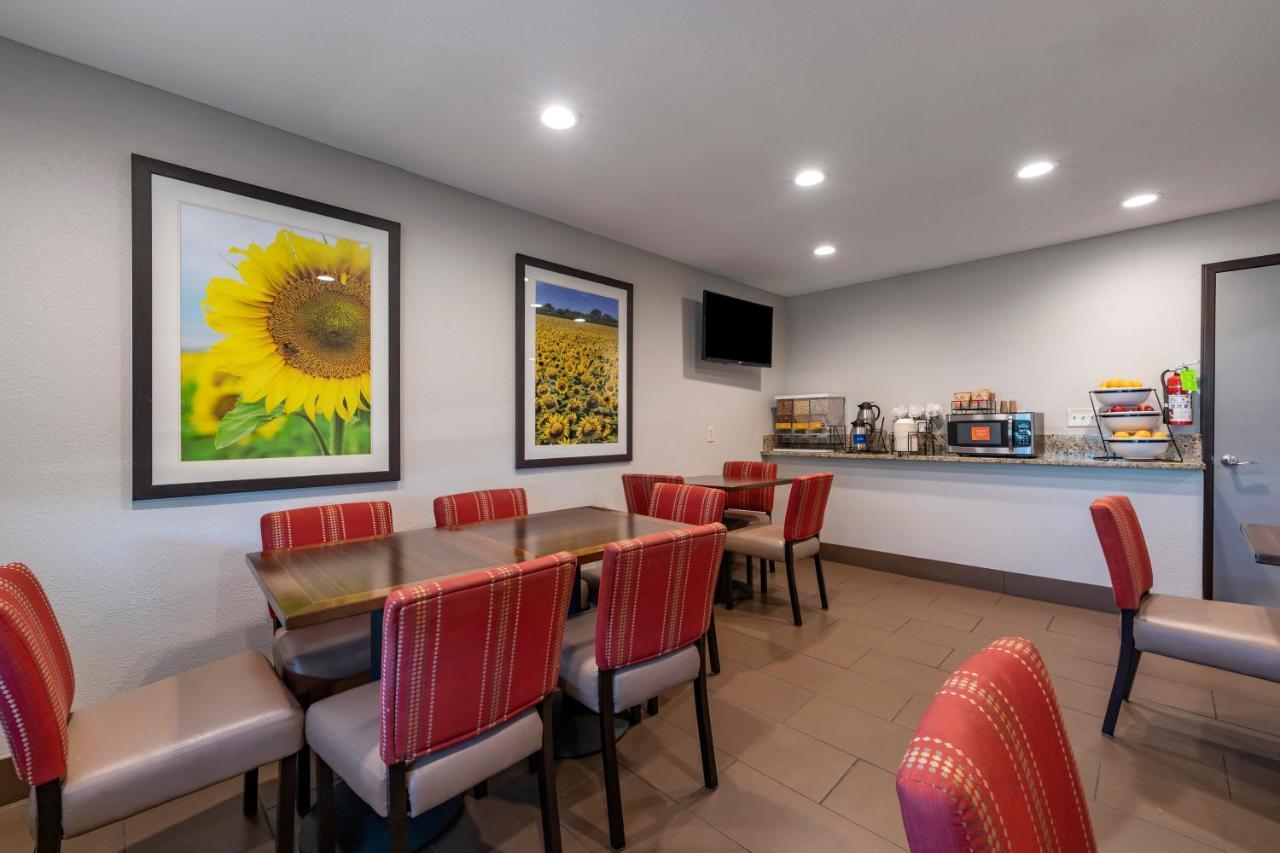 Comfort Inn & Suites Hays I-70 Bagian luar foto