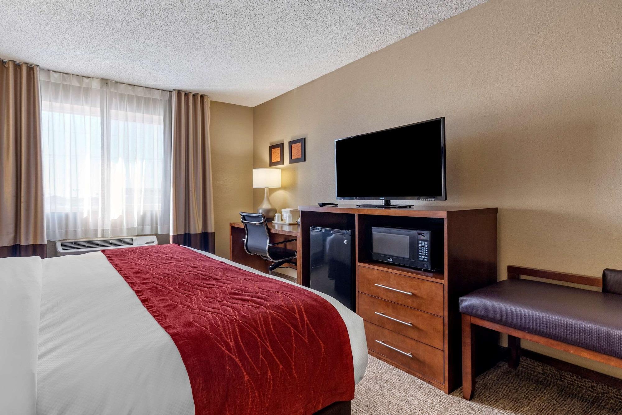 Comfort Inn & Suites Hays I-70 Bagian luar foto