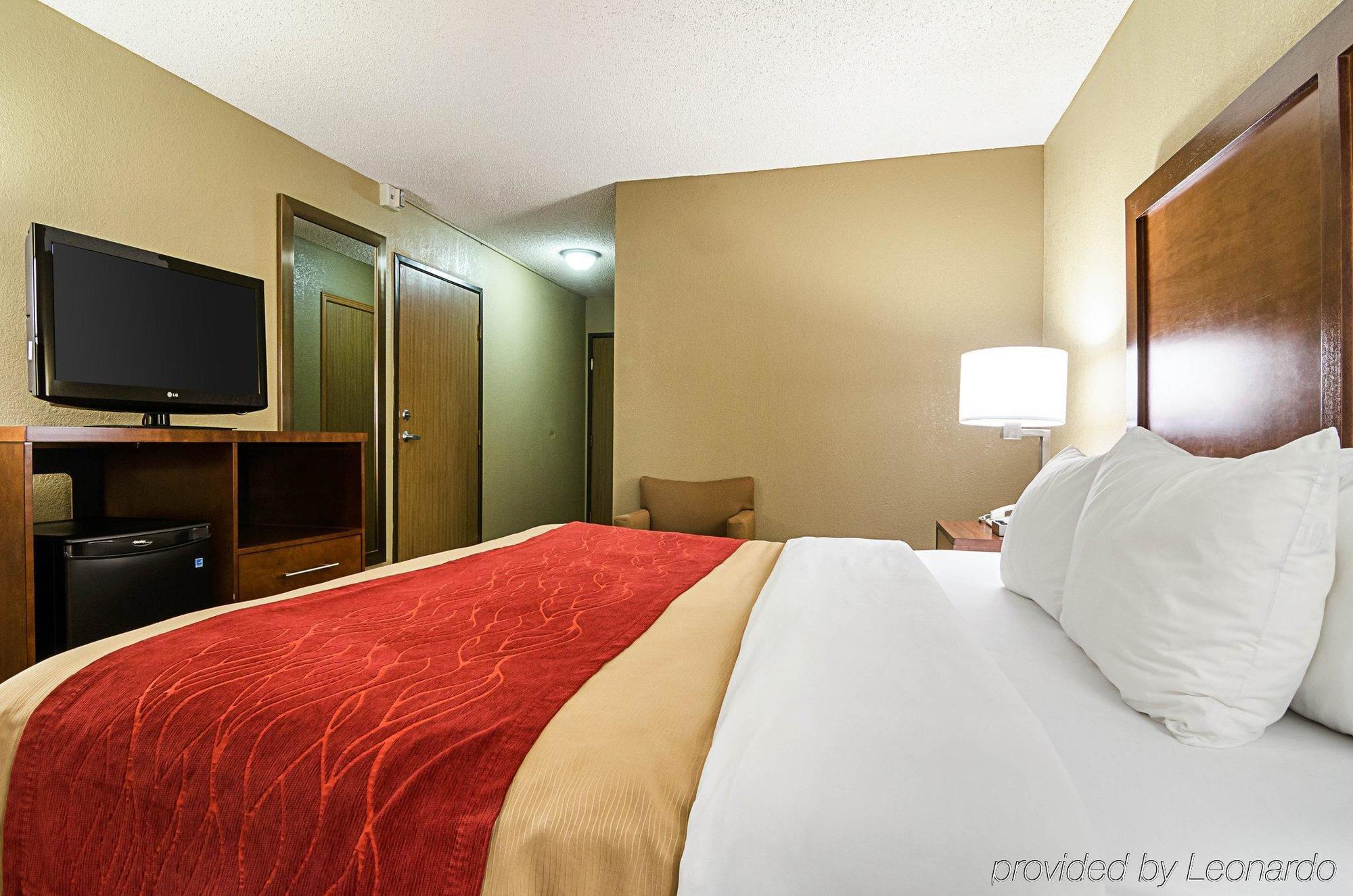 Comfort Inn & Suites Hays I-70 Bagian luar foto